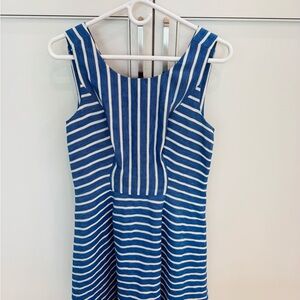 Ladies sleeveless dress by Vineyard’s vines . Excellent  condition . Worn ones